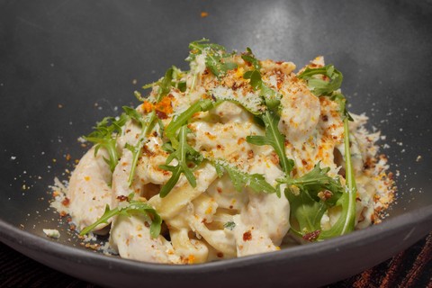 Паста с курицей под апельсиновой цедрой и крошкой грецкого ореха
