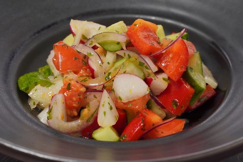 Салат овощной с зеленью и соусом 