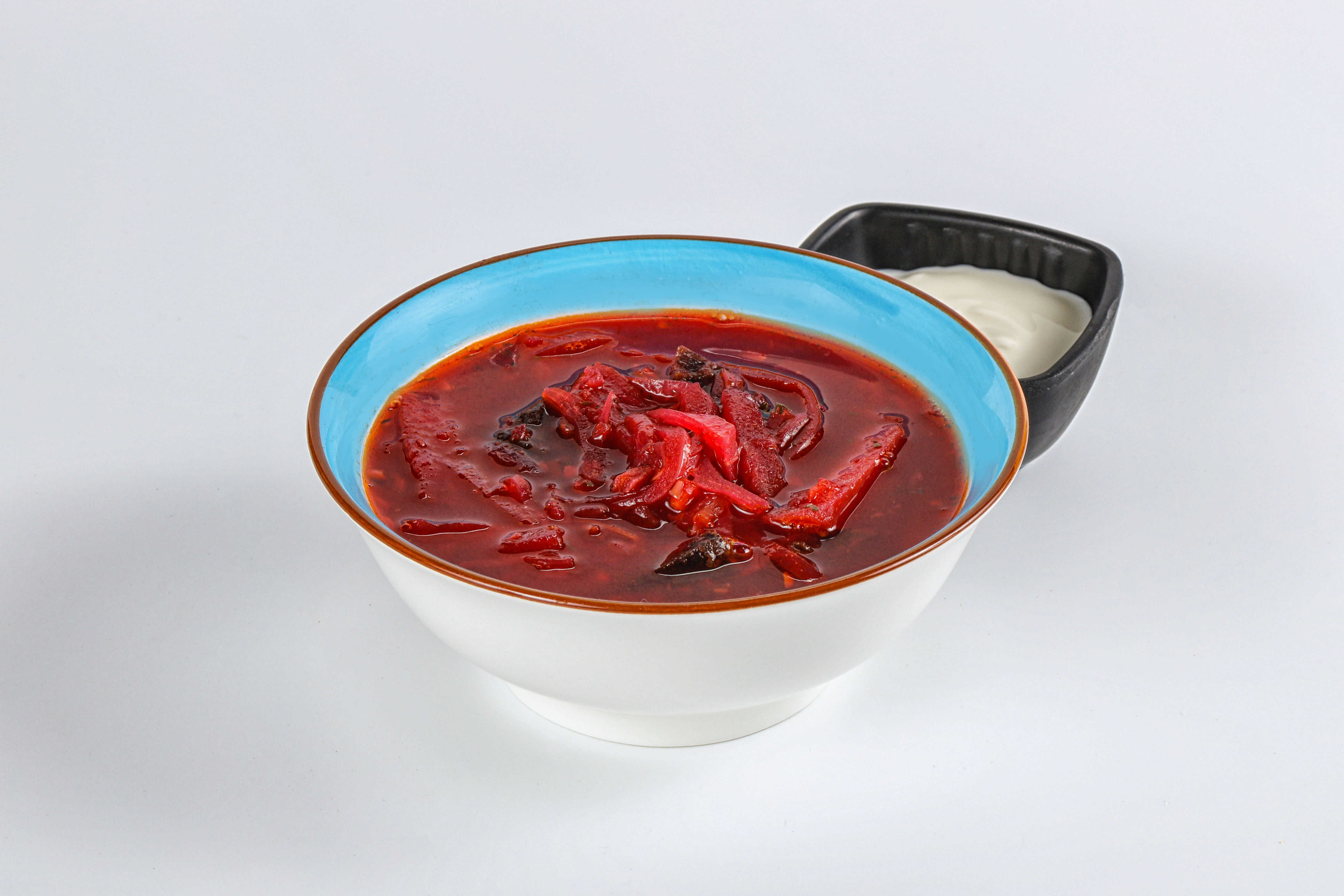 Борщ с говядиной и сметаной