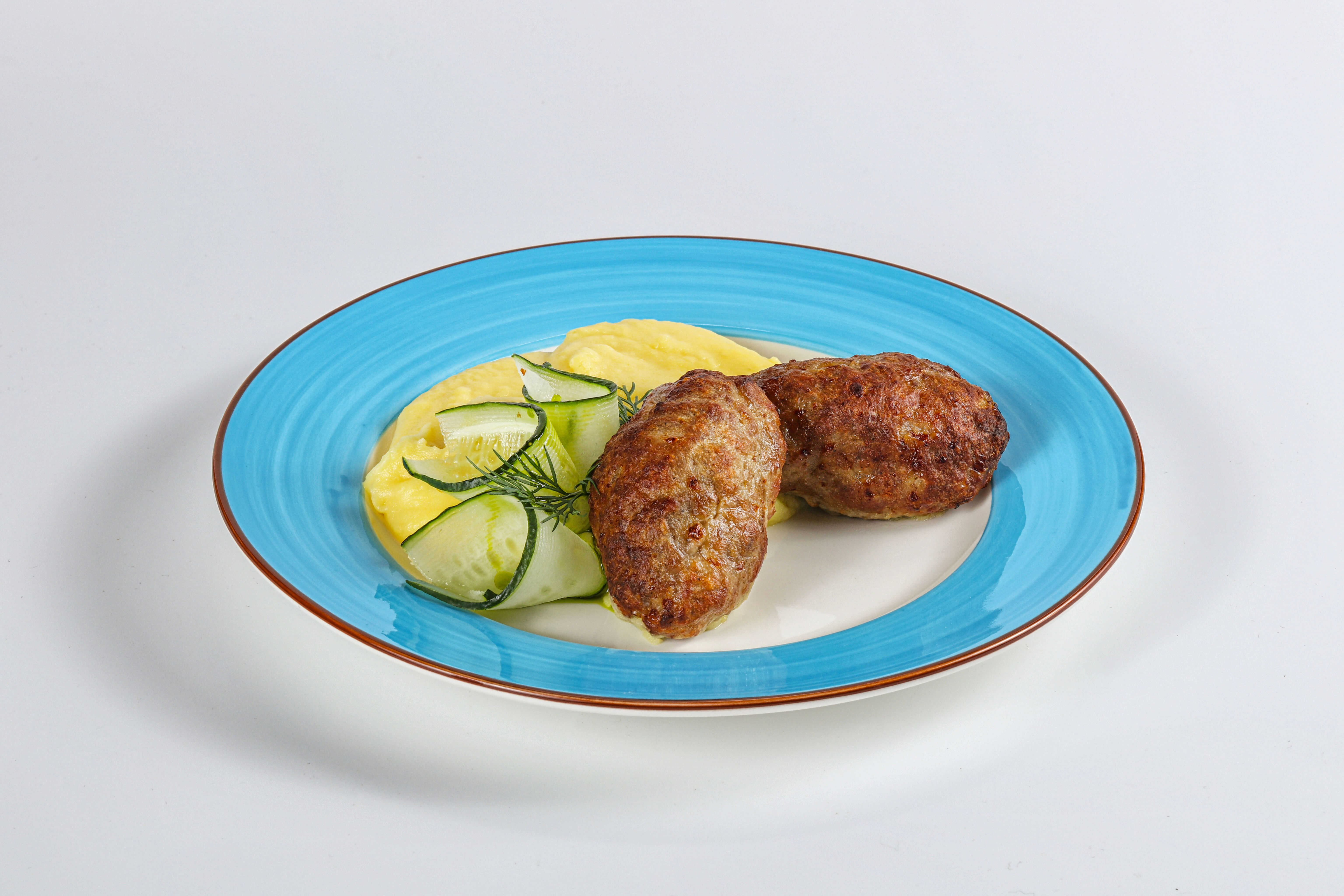  Котлетки мясные с пюре и свежим огурчиком